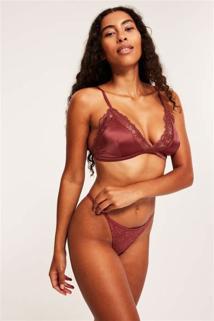 How can you connect your Roku remote if it doesn't have a pairing button? And where exactly is the pairing button located on your Roku remote? - SarkariResult