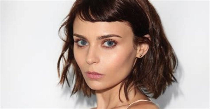 Alexandra Krosney Biogrphy, Net Worth, boyfriend, married, husband, Personal Info, why she left Last Man Standing.