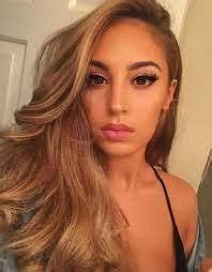 Alina Baraz Height, Weight, Net Worth, Age, Birthday, Wikipedia, Who, Nationality, Biography