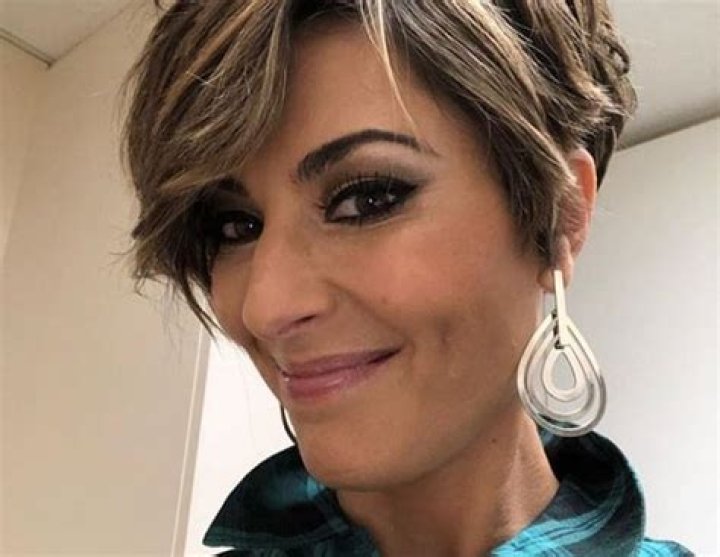Amy Stran (QVC) Age, Bio, Wiki, Twin Sister, Husband, Haircut, New Ring, Feet, Hair, Salary and Net Worth