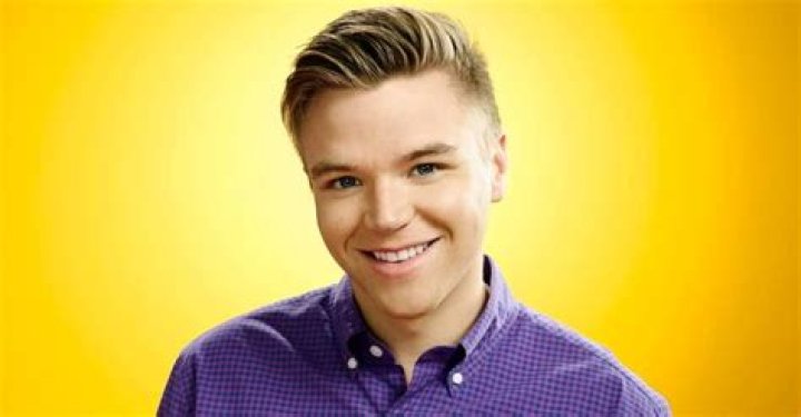 Brett Davern Height, Weight, Body Measurements, Shoe Size