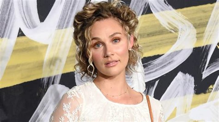 Clare Bowen Height, Weight, Measurements, Bra Size, Shoe Size