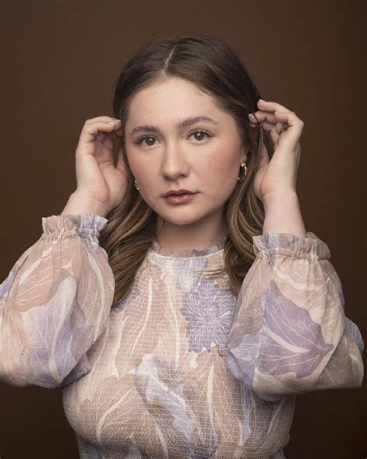 Emma Kenney Height, Weight, Measurements, Bra Size, Shoe Size