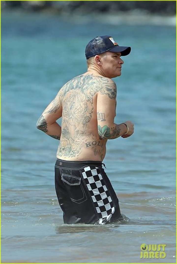 Ethan Kle: Wife, net worth, tattoos, smoking & body facts