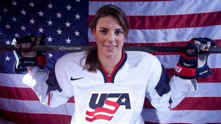 Hilary Knight Height, Weight, Net Worth, Age, Birthday, Wikipedia, Who, Nationality, Biography