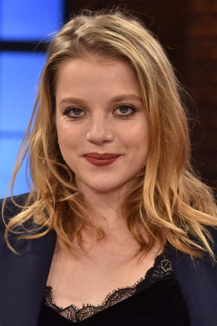 Jella Haase Height, Weight, Measurements, Bra Size, Shoe Size