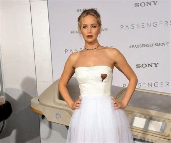 Jennifer Lawrence’s Height, Weight, Dating History, Body Measurements, Net Worth & More