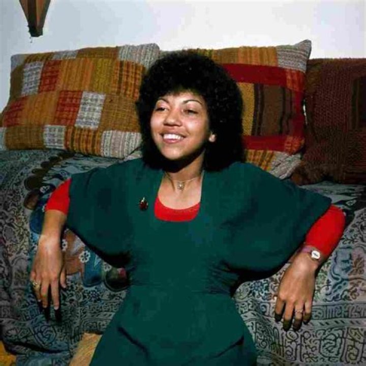 Linda Lewis Net Worth