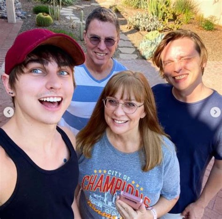 Rocky Lynch Bio, Wiki, Age, Height, Parents, Girlfriend, R5, Songs, and Net Worth.