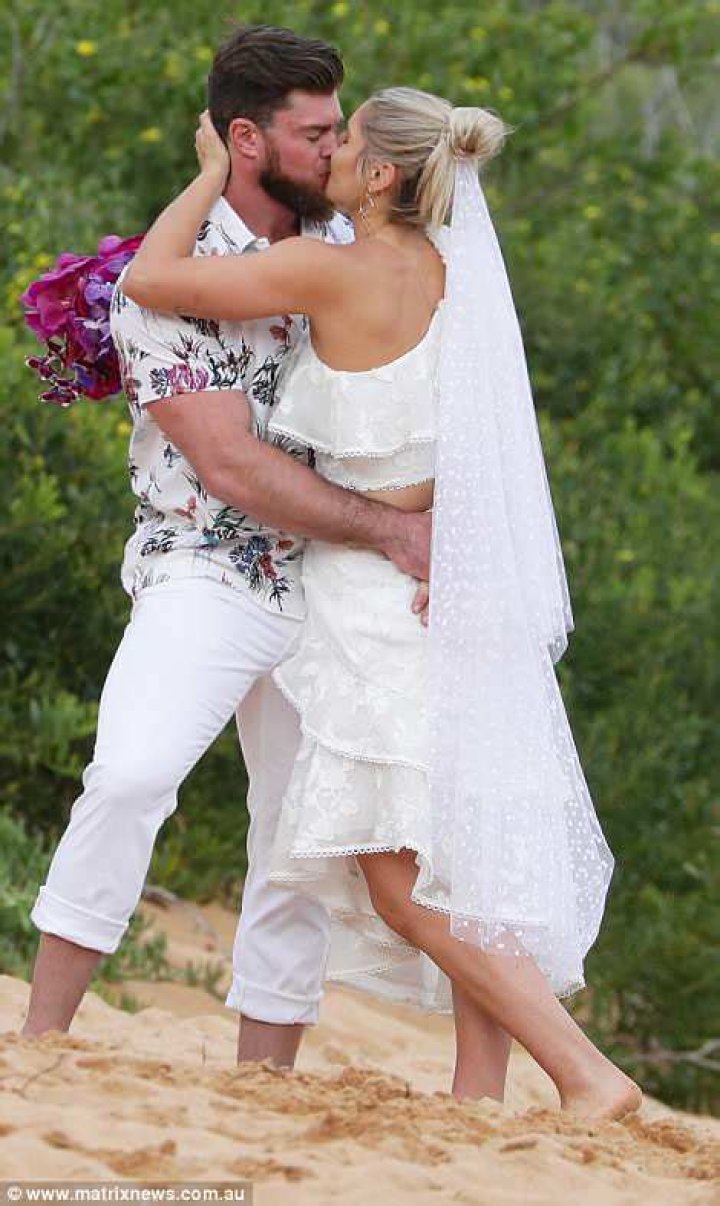 Sam Loch Wiki Bio Engaged Girlfriend Dating Parents Age Net Worth!