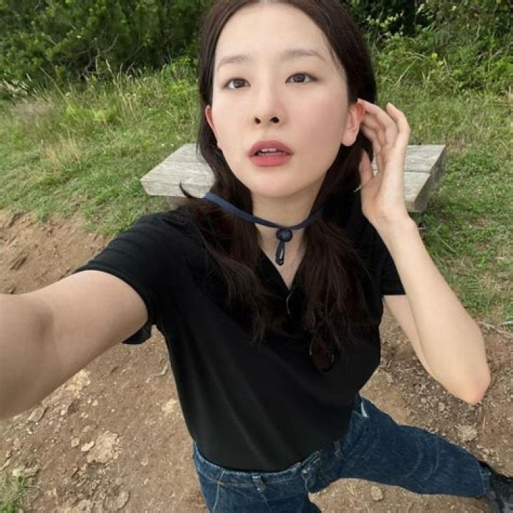 Red Velvet Seulgi’s Beauty Tips: From Minimal Skincare to Edgy Makeup Looks