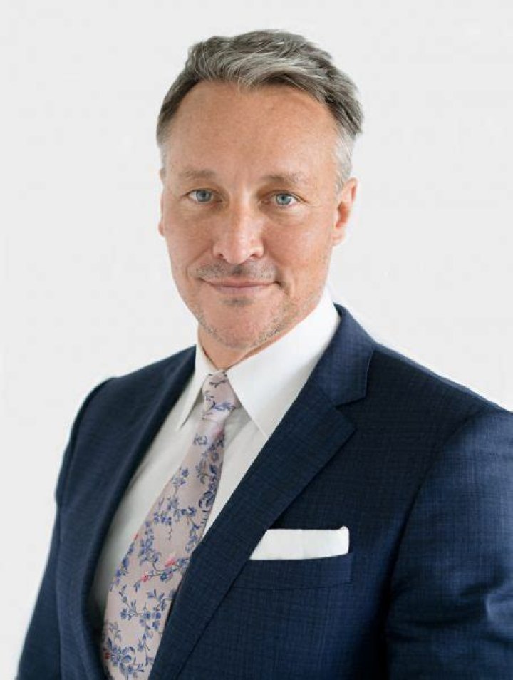 Surgeon: Does Dr William Mooney Have Wife? Married Life & Kids Net Worth