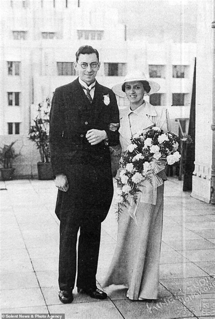 
Who is Bob Weighton Wife? 